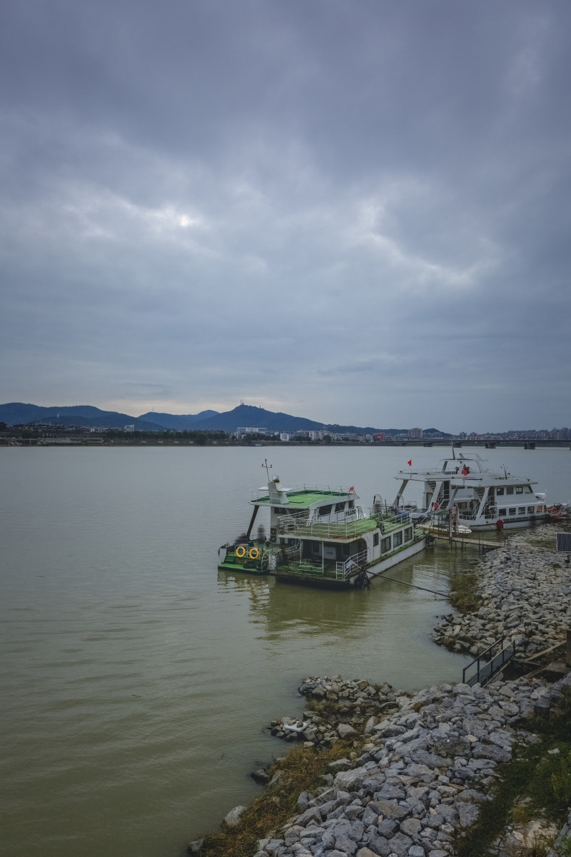 傍晚时分的汉江中州码头湖北襄阳