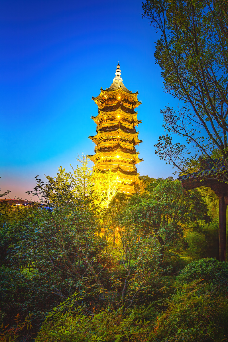 华灯初上之时的弘觉寺塔牛首山南京