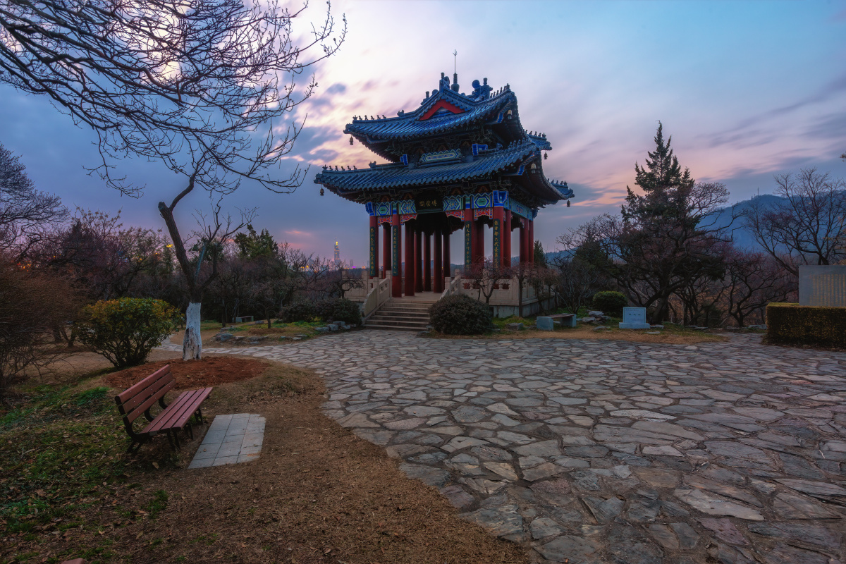晚霞中的博爱阁梅花山南京