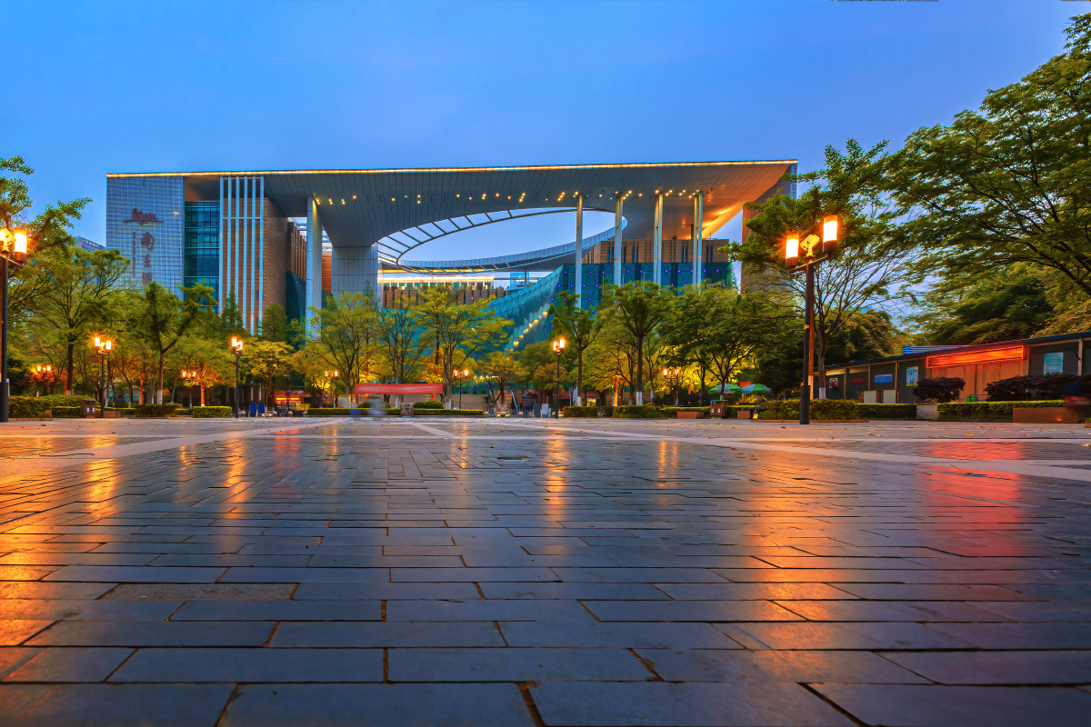 华灯初上之时的南京图书馆南京