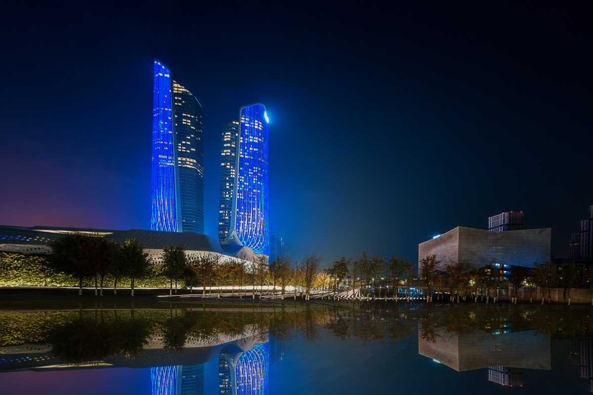 雨后的南京青奥中心双塔楼夜色 南京市建邺区金沙江西街