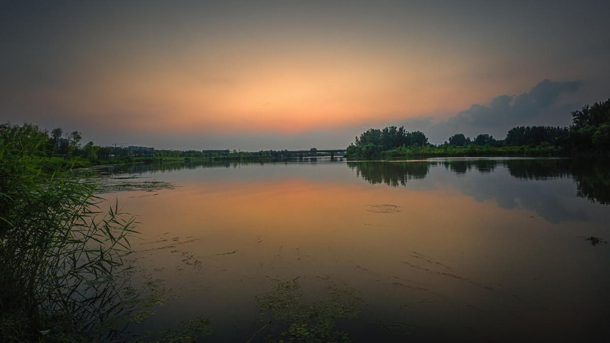 落日余晖里的河面皖涡阳