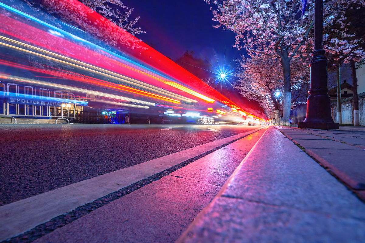 夜樱下的车轨鸡鸣寺樱花大道南京