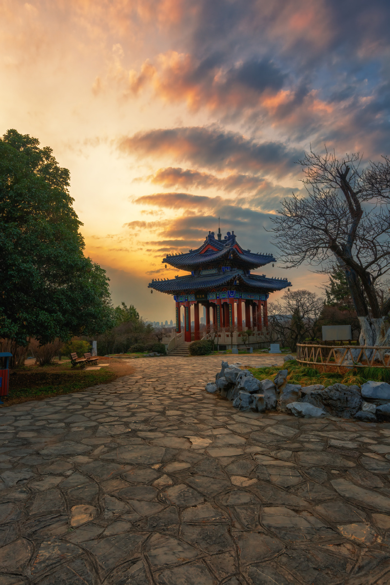 晚霞中的博爱阁梅花山南京