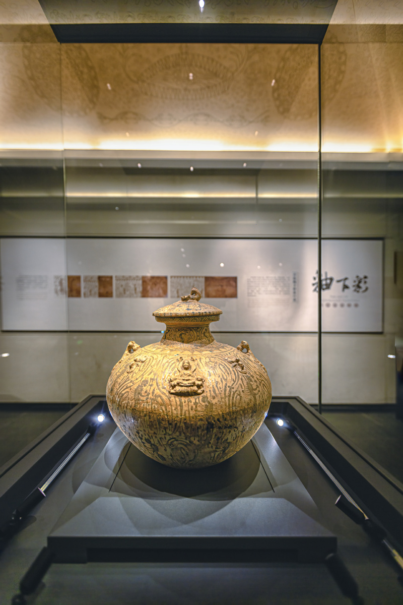 青瓷釉下彩盘口壶南京六朝博物馆