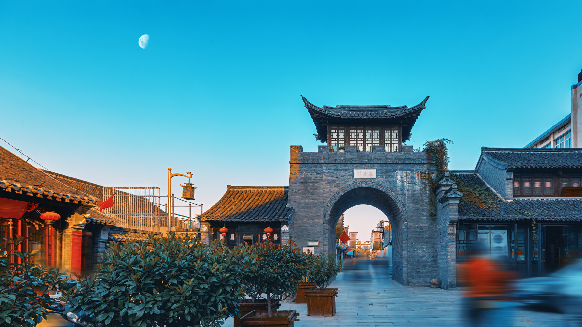 日落前的东圈门江苏扬州