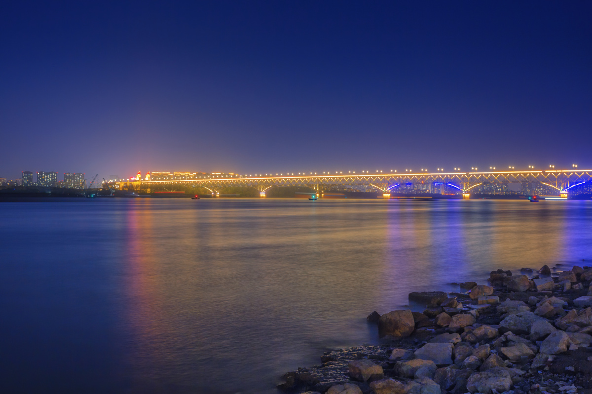 华灯初上之时的南京长江大桥南京