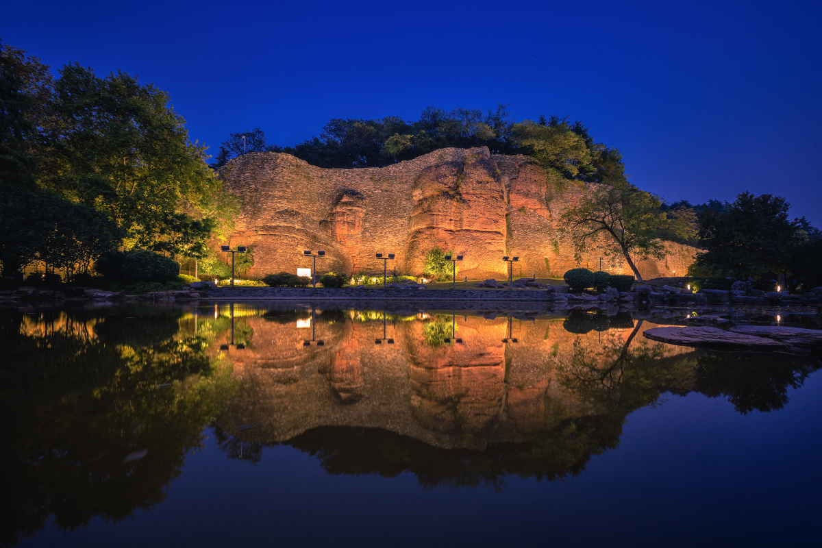 华灯初上之时的南京城墙石头城鬼脸城南京