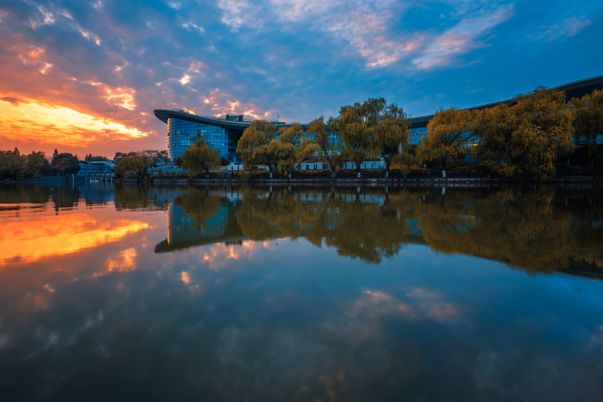 傍晚时分的紫金文创园南京