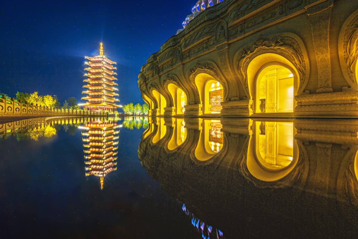 夜色光影中的佛顶宫和佛顶寺塔牛首山南京