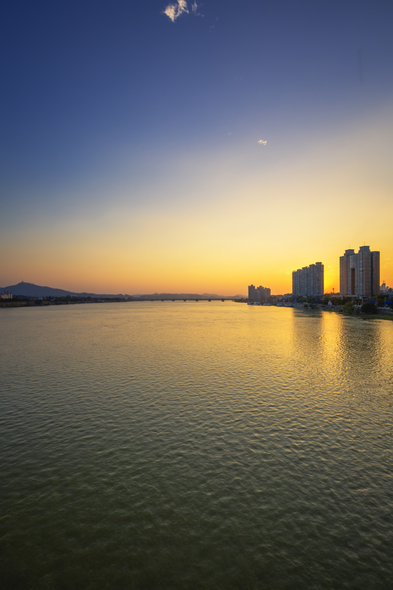 落日时分的汉江湖北襄阳