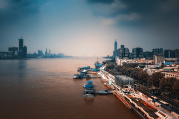 午后光影中的江景+湖北武汉