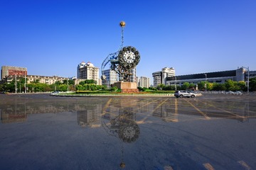 雨后光影中的世纪钟广场+天津