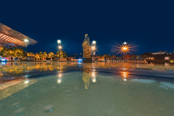 范仲淹雕像+苏州站南广场