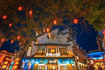 夜色光影里的中式建筑和挂满树的灯笼+夫子庙（南京）