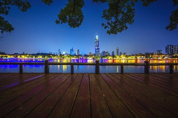 中秋节夜色里的紫峰大厦和玄武湖公园+南京