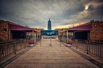 冬日上午有云天空下的大报恩寺遗址公园+南京