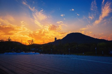 落日时分的牛首山光影+南京