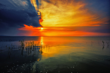 冷暖云霞下里的石臼湖水面光影和倒影+南京