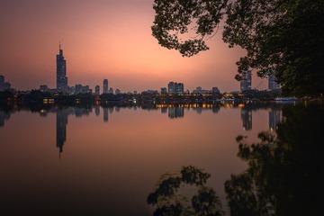日落后的玄武湖和紫峰大厦+南京