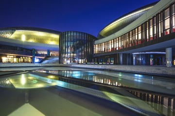 夜色里的建筑局部+江苏大剧院（南京）