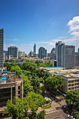 从江苏省中医院远眺晴日里的紫峰大厦+南京