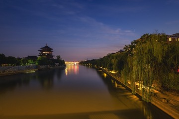 华灯初上时的秦淮河和赏心亭+南京