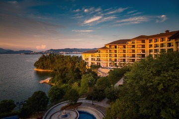 马洪伟+夕阳下的千岛湖建国饭店++浙江省杭州市淳安县千岛湖