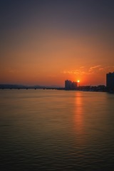 夕阳染红的汉江江面+湖北襄阳