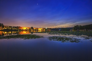 初夏夜色光影中的前湖和南京城墙+南京