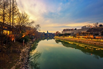 华灯初上之时的中华门城墙和大报恩寺塔+南京