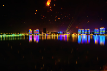 夜色里从汉江江面上升起孔明灯+湖北襄阳