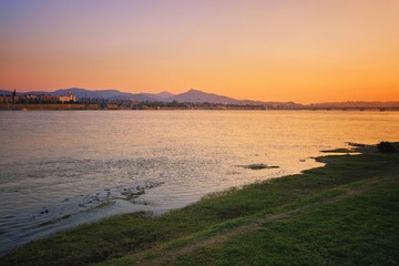 落日余晖里的的汉江和襄阳城墙+湖北襄阳