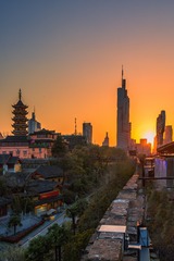 夕阳下的紫峰大厦和鸡鸣寺+南京