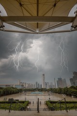 雨中的保利中心