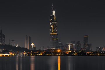 马洪伟+夜色中的紫峰大厦