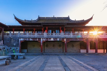 逆光里的大雄宝殿+毗卢寺（南京）