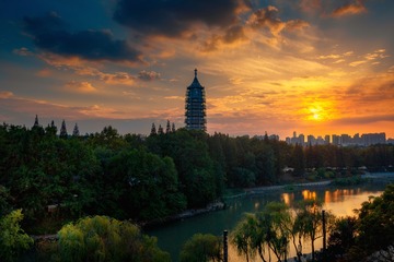 晚霞映佛塔+大报恩寺塔（南京）