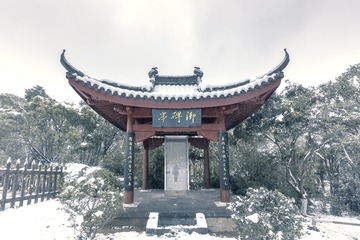 雪落御碑亭