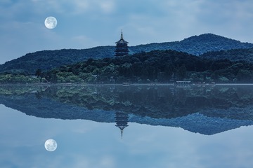 马洪伟+雷峰塔+浙江省会杭州市西湖风景区南岸夕照山的雷峰上。