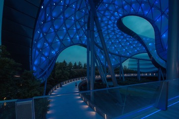 夜色中的创极速光轮建筑外部