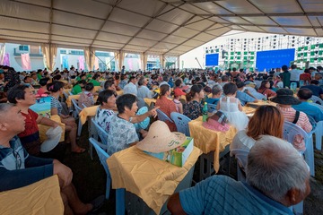 丰收的盛会+江苏省句容市第八届丁庄葡萄节开幕式现场