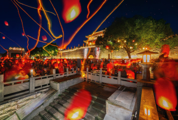 年初二临汉门前放飞的孔明灯+湖北襄阳