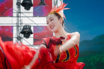 丰收的喜悦+摄于第八届句容丁庄葡萄节开幕式.