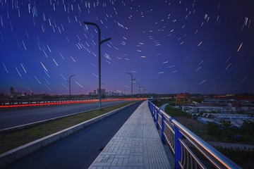 从涡河四桥引桥眺望秋夜星空+安徽涡阳