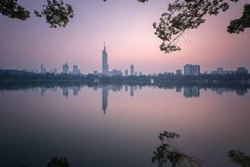 黄昏时分的玄武湖公园和紫峰大厦+南京