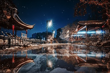 冬日雪夜中的建筑+东水关遗址公园+南京