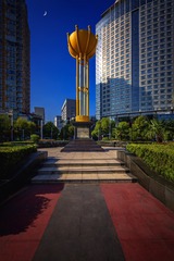 午后光影里的的公馆门广场+湖北襄阳
