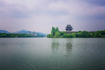 春日光影中的襄阳城墙仲宣楼和护城河+襄阳