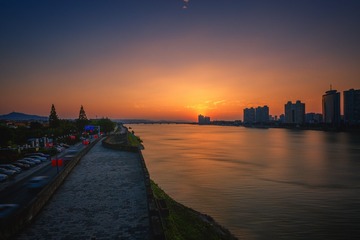 落日余晖里的襄阳城墙和汉江+湖北襄阳